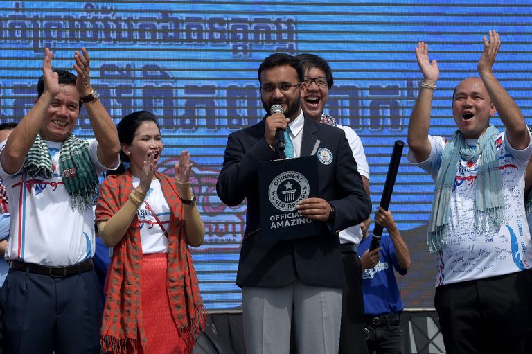 "كراما" يدخل جينيس كأطول وشاح في العالم