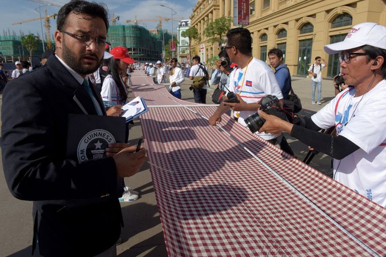 "كراما" يدخل جينيس كأطول وشاح في العالم