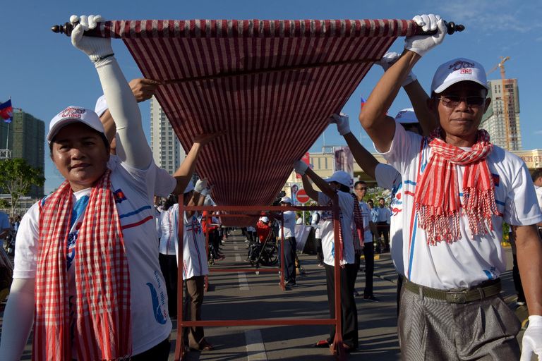 "كراما" يدخل جينيس كأطول وشاح في العالم