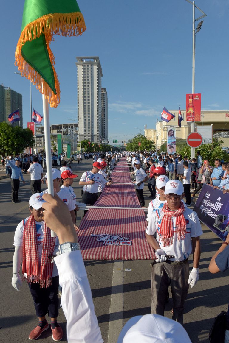 "كراما" يدخل جينيس كأطول وشاح في العالم