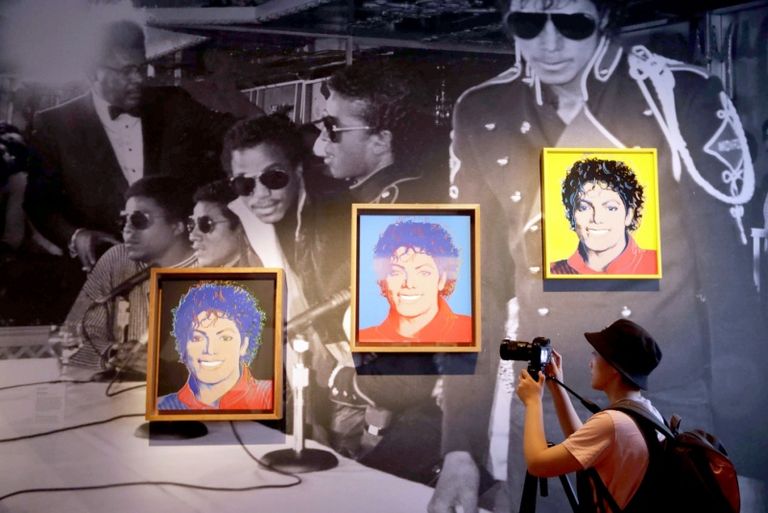 معرض في لندن  يحتفي بملك البوب مايكل جاكسون 