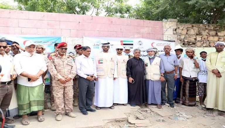 الهلال الأحمر الإماراتي يطلق حملة نظافة في المكلا اليمنية