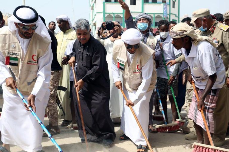 الهلال الأحمر الإماراتي يطلق حملة نظافة في المكلا اليمنية