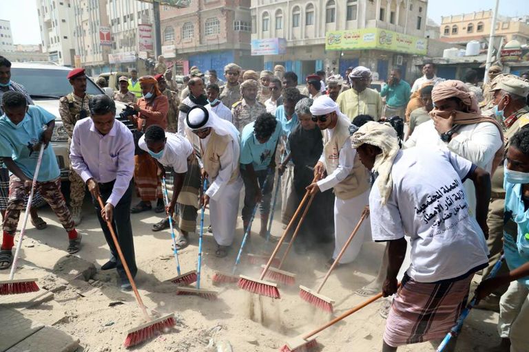 الهلال الأحمر الإماراتي يطلق حملة نظافة في المكلا اليمنية