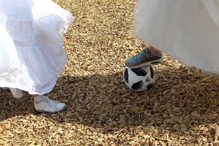 مباراة كرة قدم نسائية بفساتين الزفاف