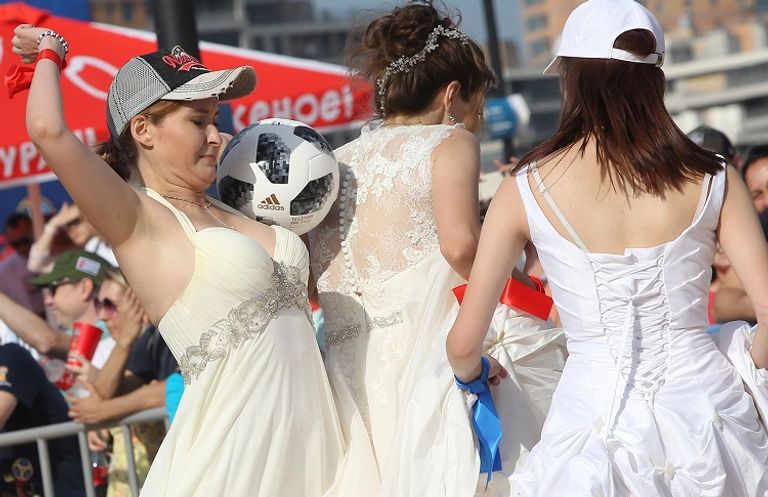  مباراة كرة قدم نسائية بفساتين الزفاف