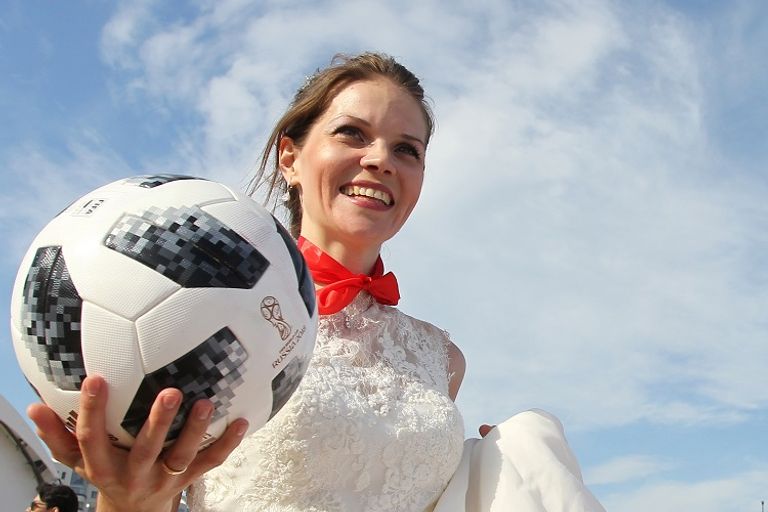  مباراة كرة قدم نسائية بفساتين الزفاف