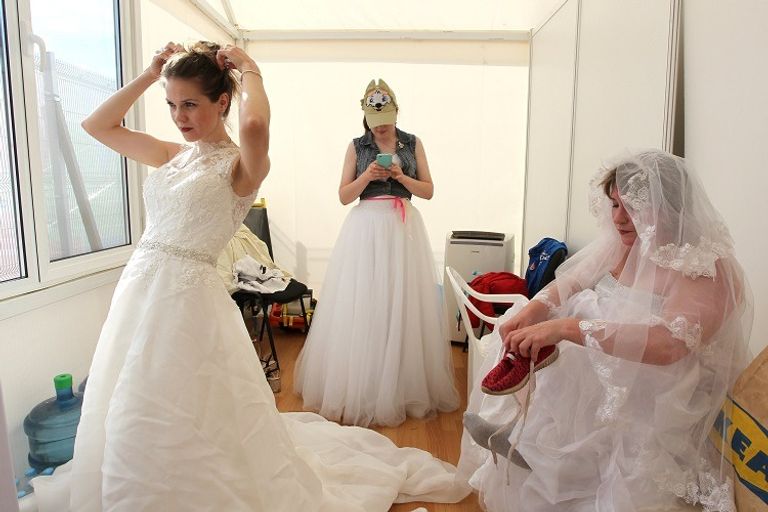 مباراة كرة قدم نسائية بفساتين الزفاف