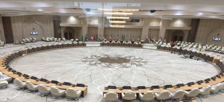 قصر المؤتمرات في نواكشوط الذي سيشهد أعمال القمة الأفريقية أعلام الدول الأفريقية - قضايا مصيرية تواجه القارة السمراء