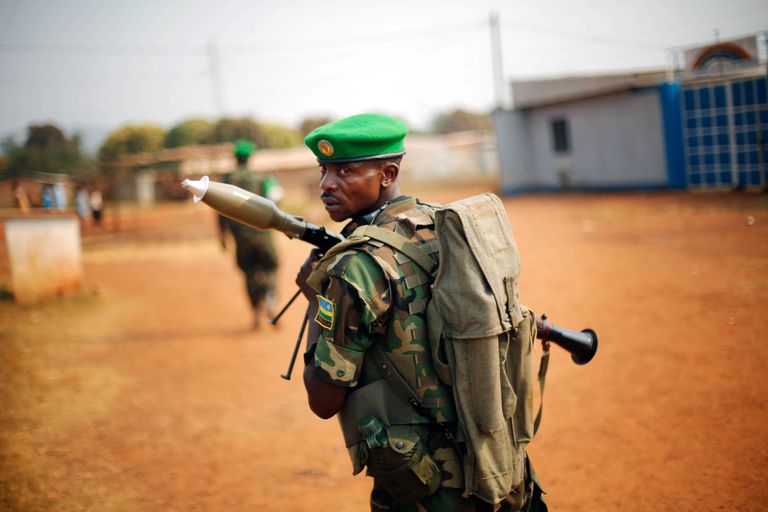 جندي بقوات حفظ السلام الأفريقية أعلام الدول الأفريقية - قضايا مصيرية تواجه القارة السمراء