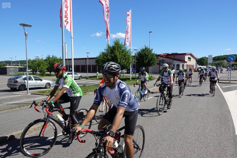 أعضاء فريق "دراجتي السعودية"