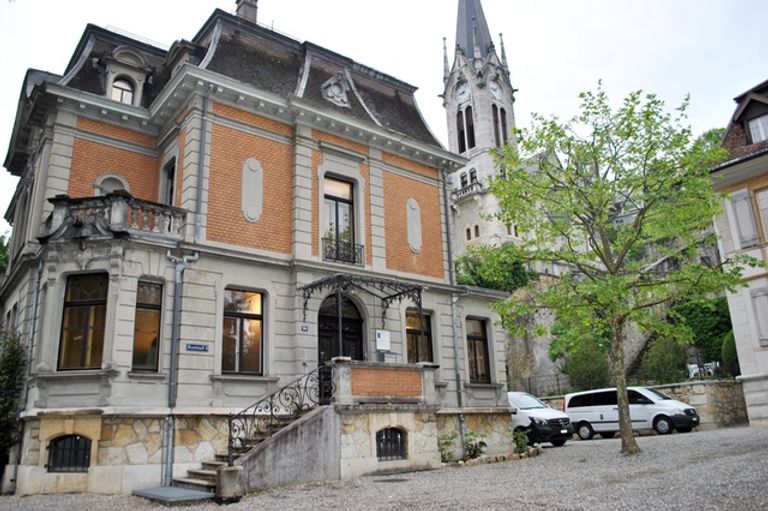 المعهد السويسري للآداب ببيل