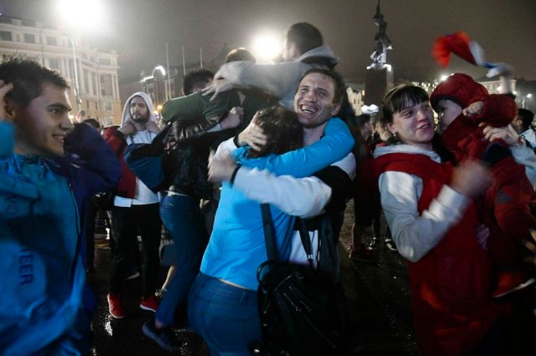 إزالة تلال من القمامة خلفها المحتفلون وراءهم