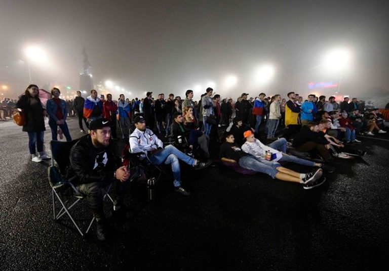 إزالة تلال من القمامة خلفها المحتفلون وراءهم