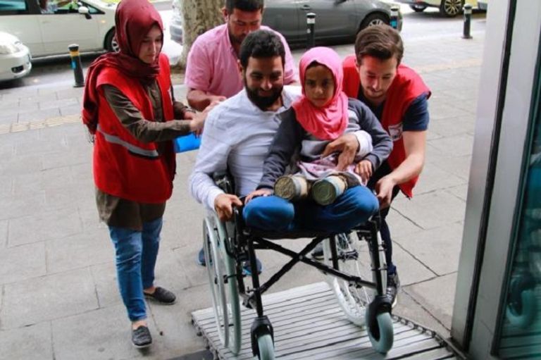 مايا مع والدها في تركيا ربما تتمكن مايا من المشي خلال 3 شهور