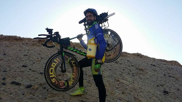 محمد المصري.. يروج لمعالم بلاده بدراجته