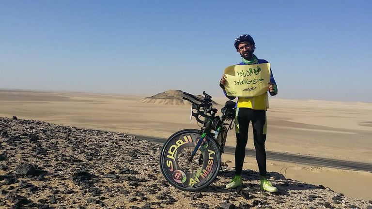 محمد المصري.. يروج لمعالم بلاده بدراجته