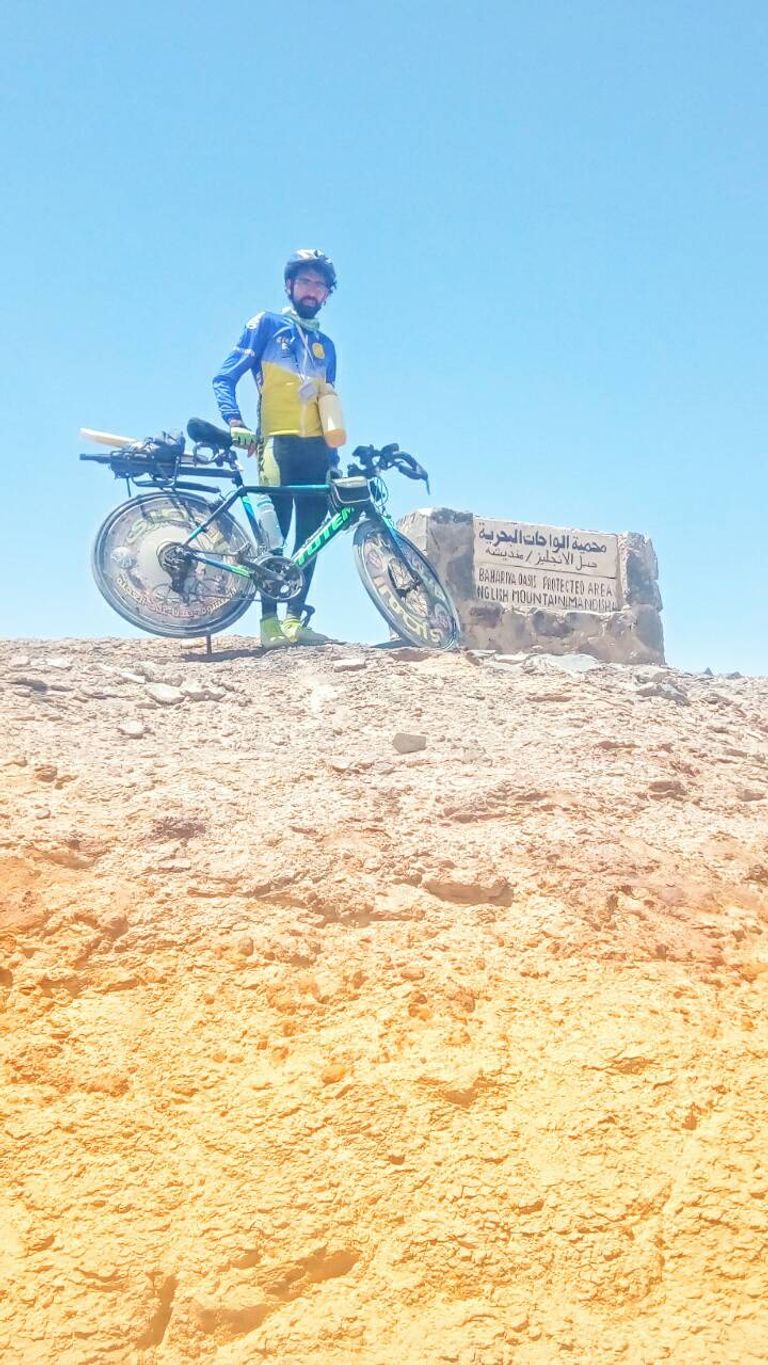 محمد المصري.. يروج لمعالم بلاده بدراجته
