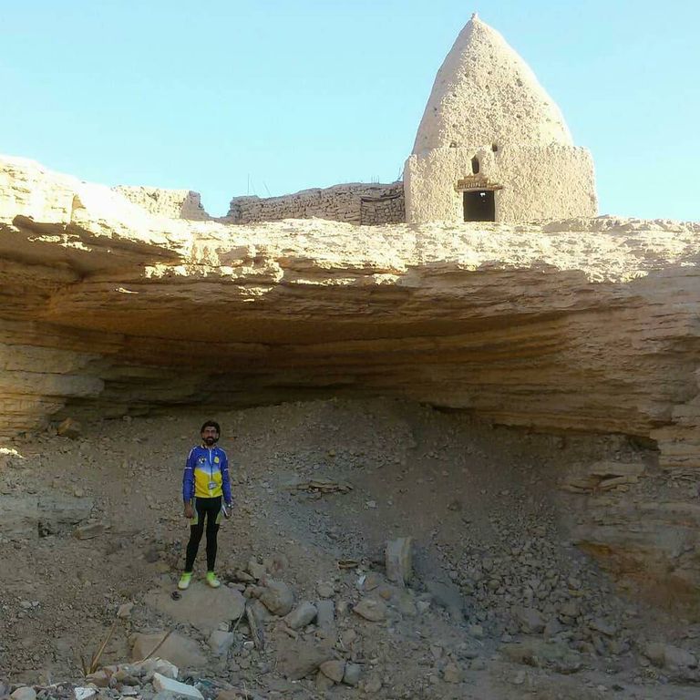 محمد المصري.. يروج لمعالم بلاده بدراجته