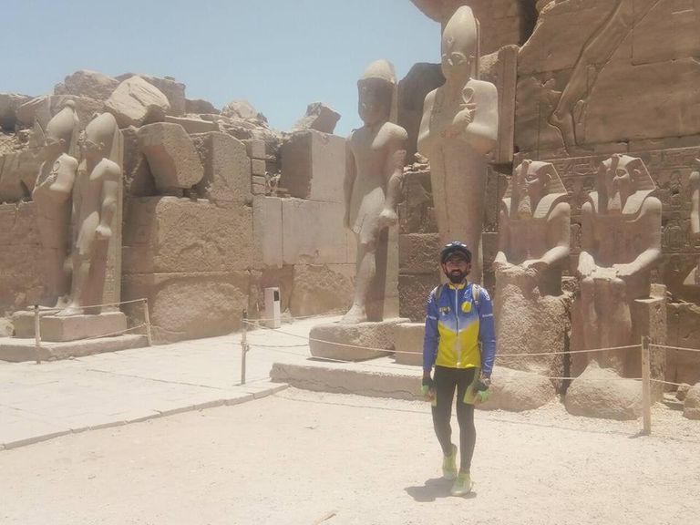 محمد المصري.. يروج لمعالم بلاده بدراجته