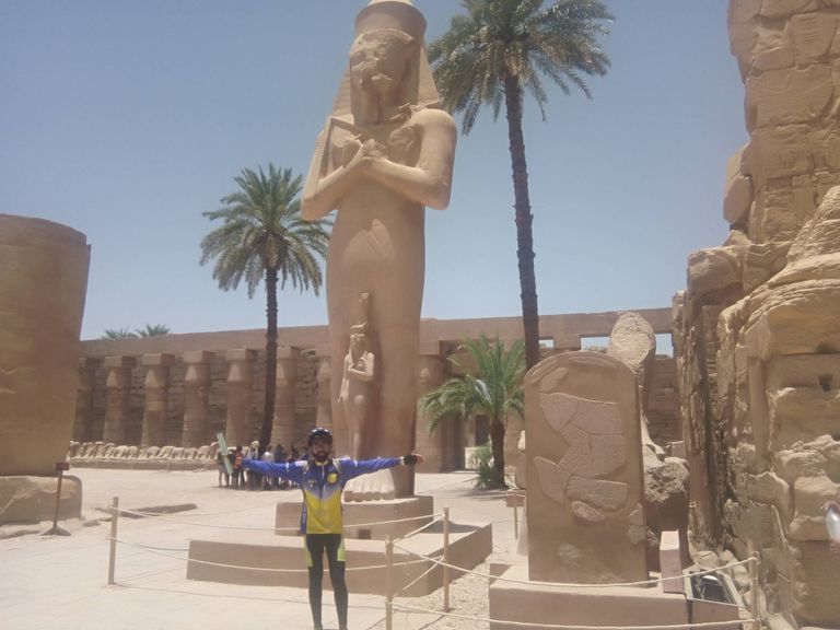 محمد المصري.. يروج لمعالم بلاده بدراجته