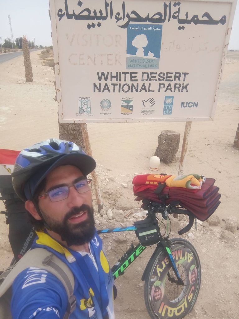 محمد المصري.. يروج لمعالم بلاده بدراجته