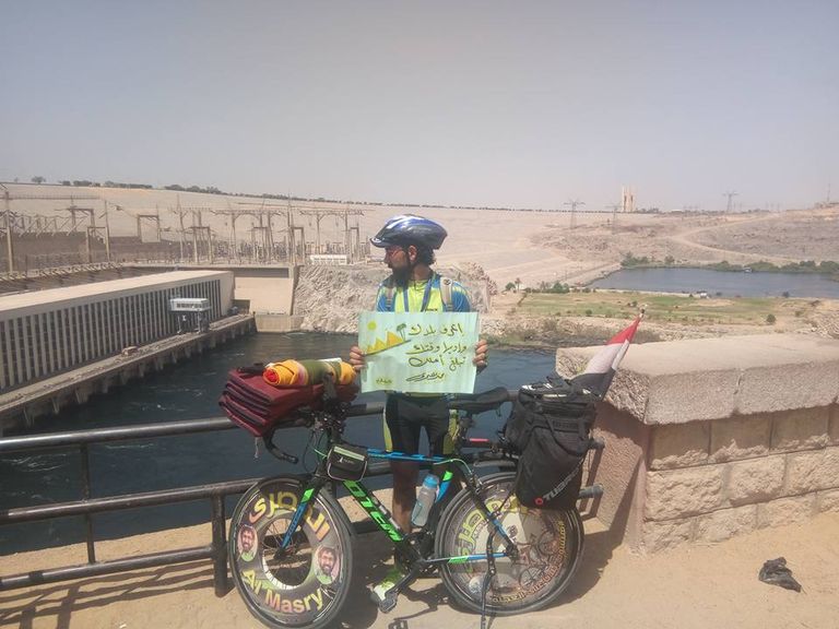 محمد المصري.. يروج لمعالم بلاده بدراجته