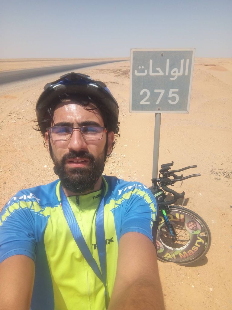 محمد المصري.. يروج لمعالم بلاده بدراجته