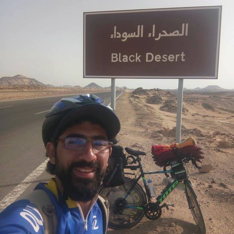 محمد المصري.. يروج لمعالم بلاده بدراجته