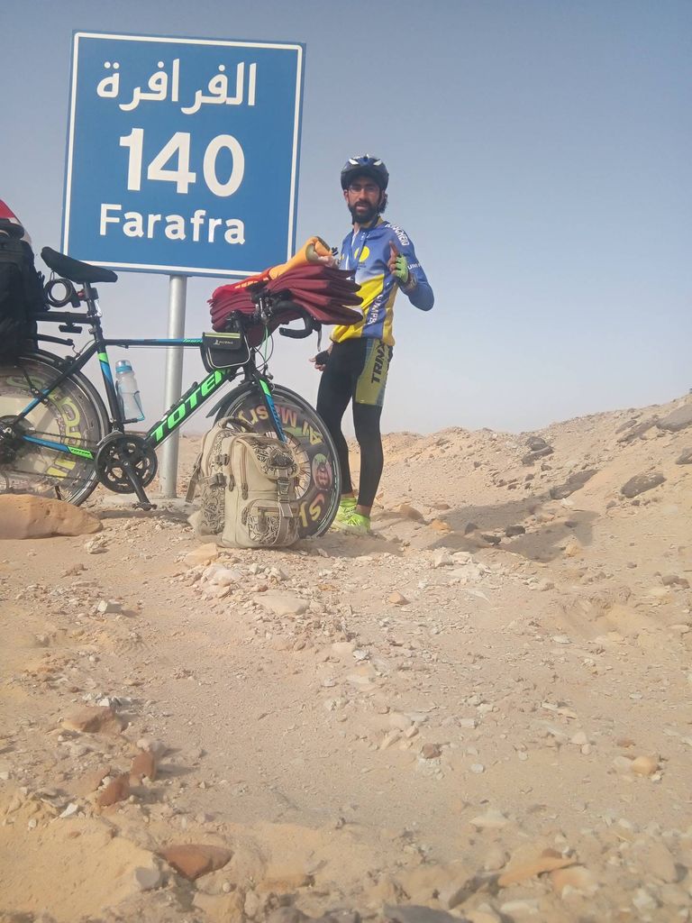 محمد المصري.. يروج لمعالم بلاده بدراجته