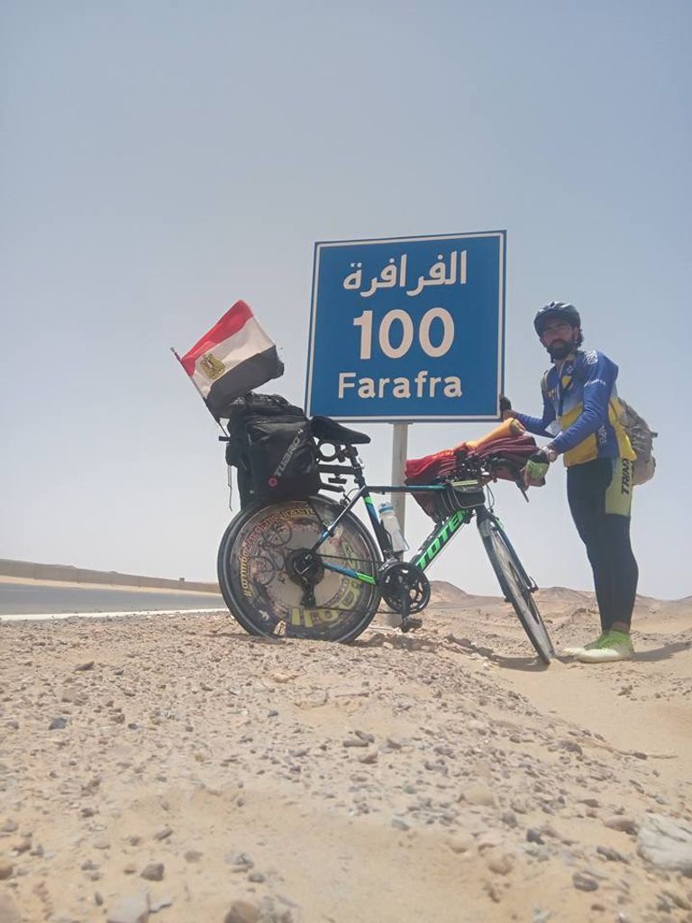 محمد المصري.. يروج لمعالم بلاده بدراجته