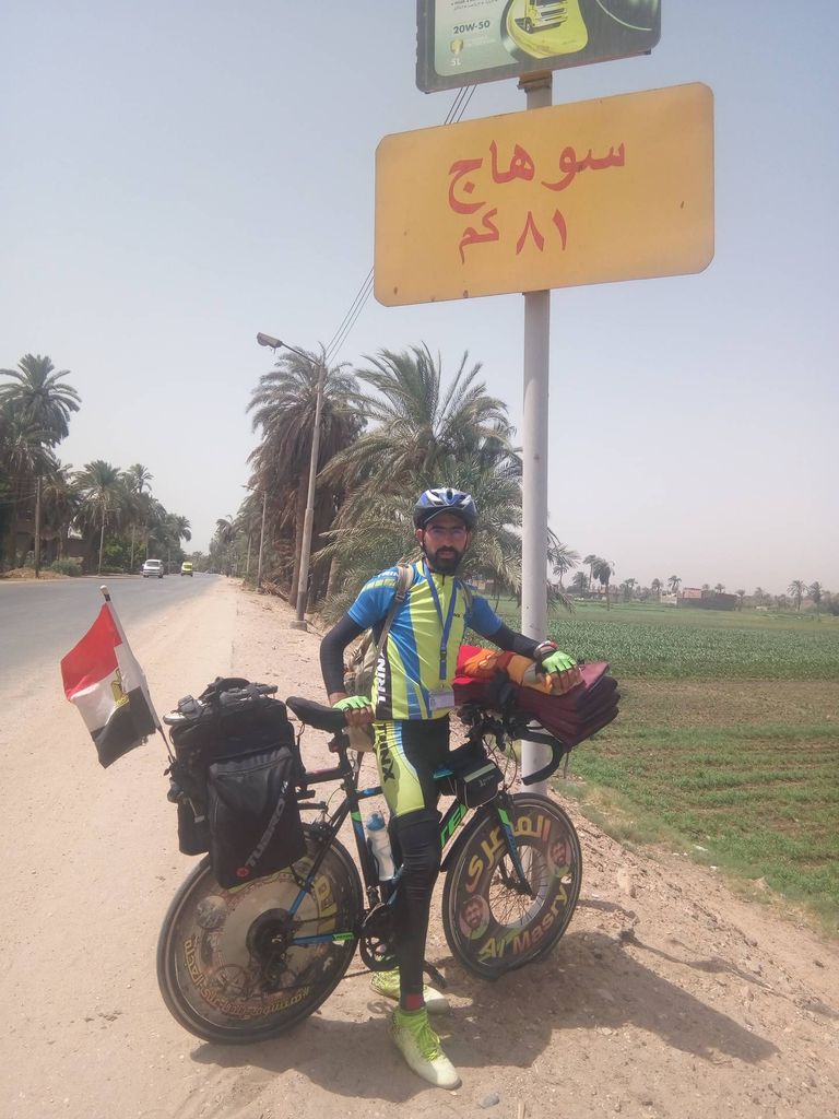 محمد المصري.. يروج لمعالم بلاده بدراجته