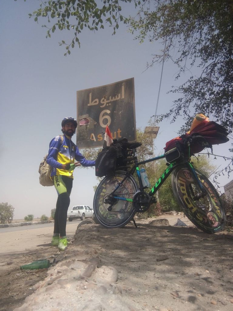 محمد المصري.. يروج لمعالم بلاده بدراجته