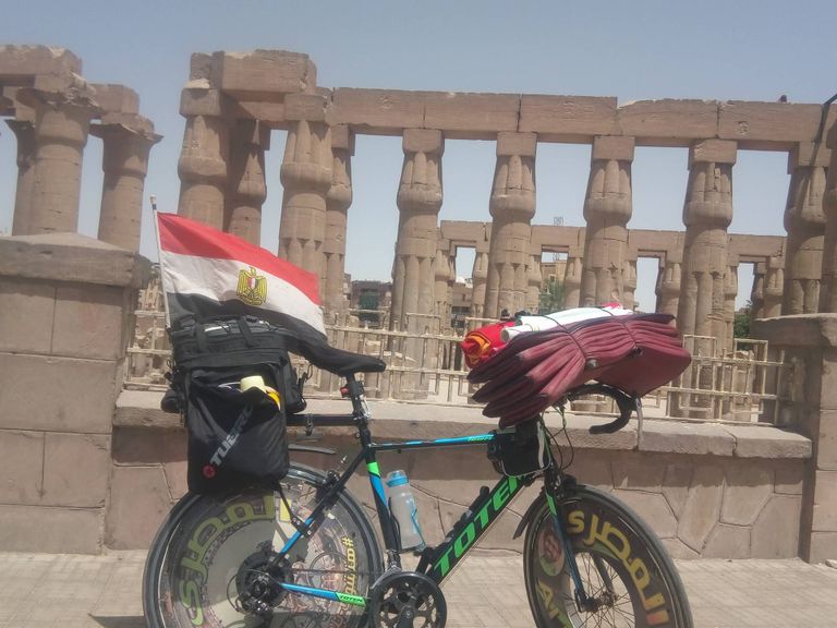 محمد المصري.. يروج لمعالم بلاده بدراجته