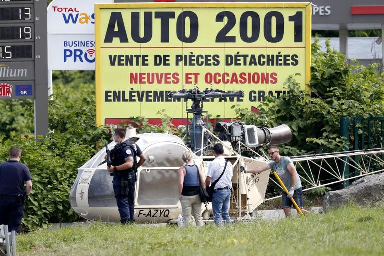 قوات الأمن خلال عثورها على الطائرة رضوان فايد المجرم الفار من أحد سجون فرنسا