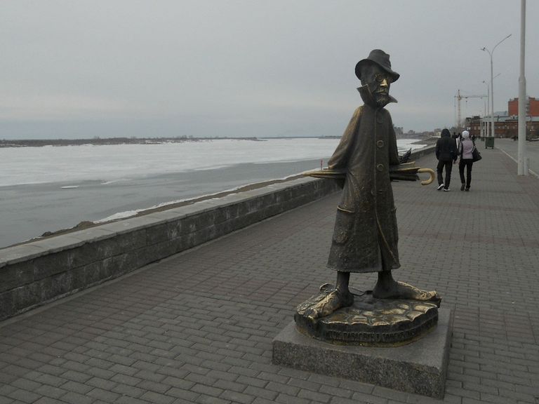 تمثال لتشيكوف يخلد ذكرى سيد القصة القصيرة الأديب الروسي تشيكوف - أرشيفية