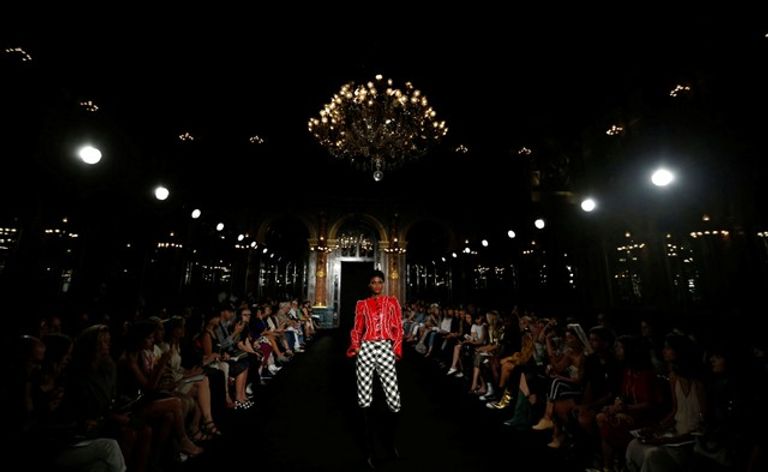 المصمم "رونالد فان دير كيمب" في نهاية عرض أزياء "هوت كوتور"