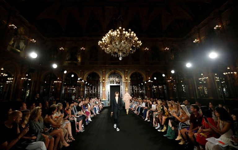 المصمم "رونالد فان دير كيمب" في نهاية عرض أزياء "هوت كوتور"