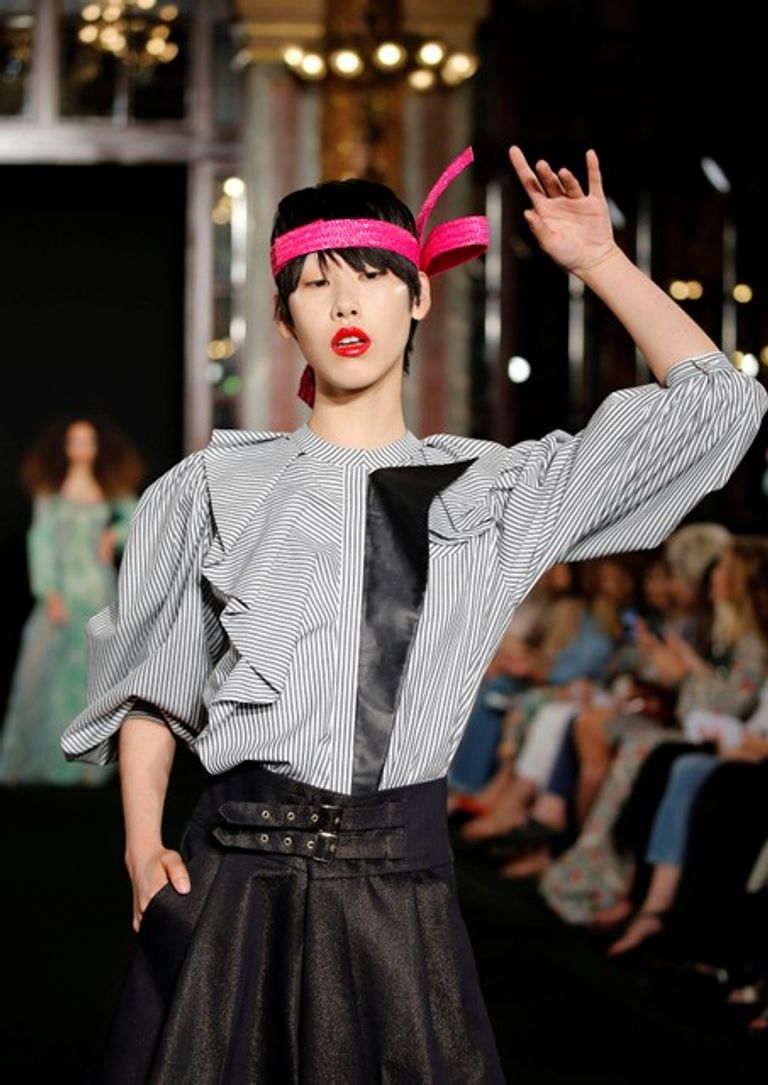 المصمم "رونالد فان دير كيمب" في نهاية عرض أزياء "هوت كوتور"