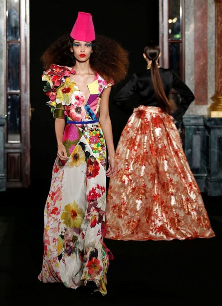 المصمم "رونالد فان دير كيمب" في نهاية عرض أزياء "هوت كوتور"