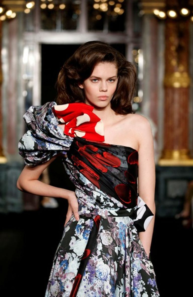 المصمم "رونالد فان دير كيمب" في نهاية عرض أزياء "هوت كوتور"