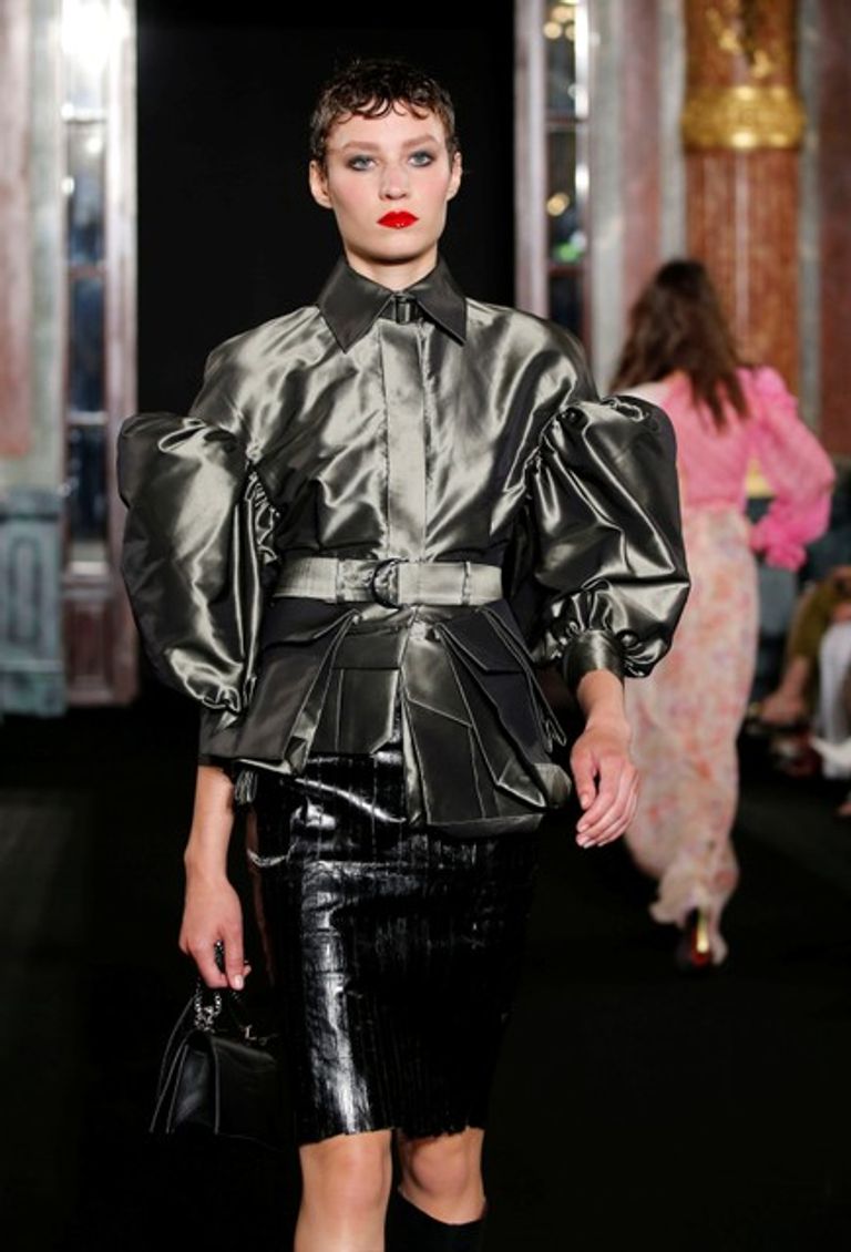 المصمم "رونالد فان دير كيمب" في نهاية عرض أزياء "هوت كوتور"