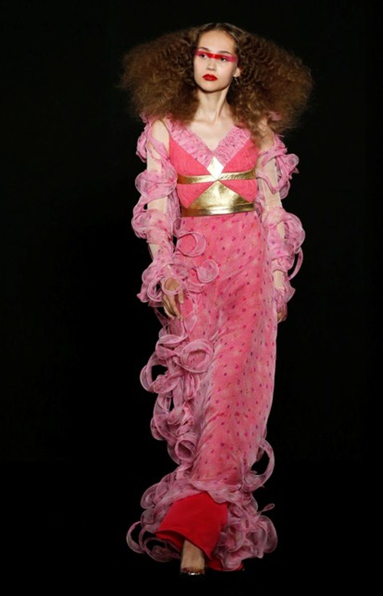 المصمم "رونالد فان دير كيمب" في نهاية عرض أزياء "هوت كوتور"