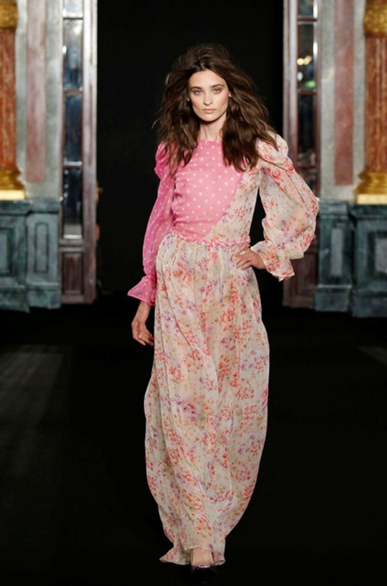 المصمم "رونالد فان دير كيمب" في نهاية عرض أزياء "هوت كوتور"