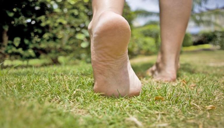 المشي "حافي القدمين" له فوائد صحية عديدة 