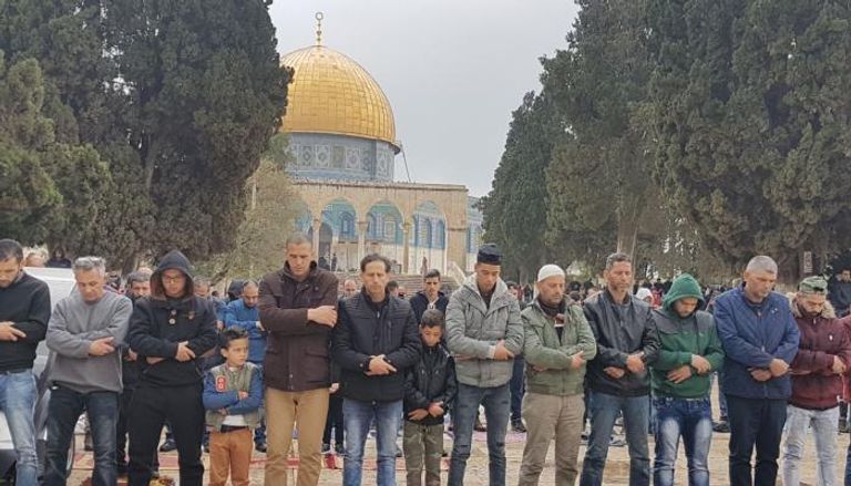 مصلون فلسطينيون في الأقصى الدكتور مشعل بن فهم السلمي وعزام الأحمد خلال المؤتمر الصحفي