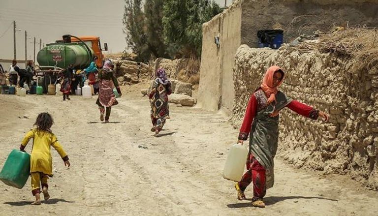 إيرانيون يعانون من أزمة نقص المياه نتيجة الجفاف 
