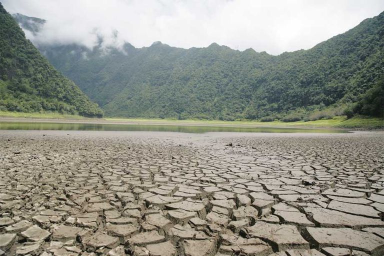 إيرانيون يعانون من أزمة نقص المياه نتيجة الجفاف