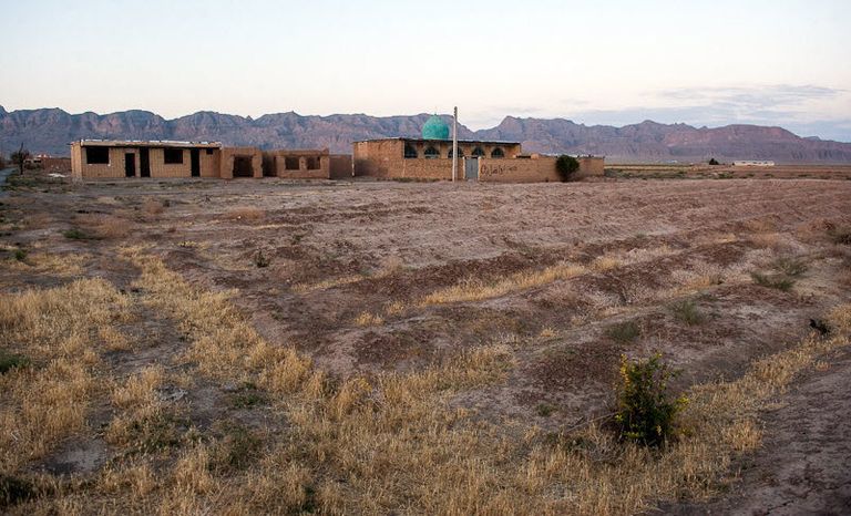 إيرانيون يعانون من أزمة نقص المياه نتيجة الجفاف