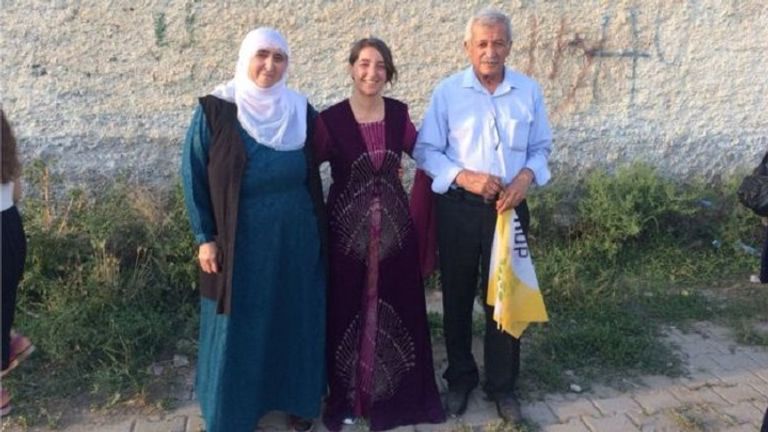 ديرسم داغ تتوسط والديها - نقلا عن موقع هيئة الإذاعة البريطانية